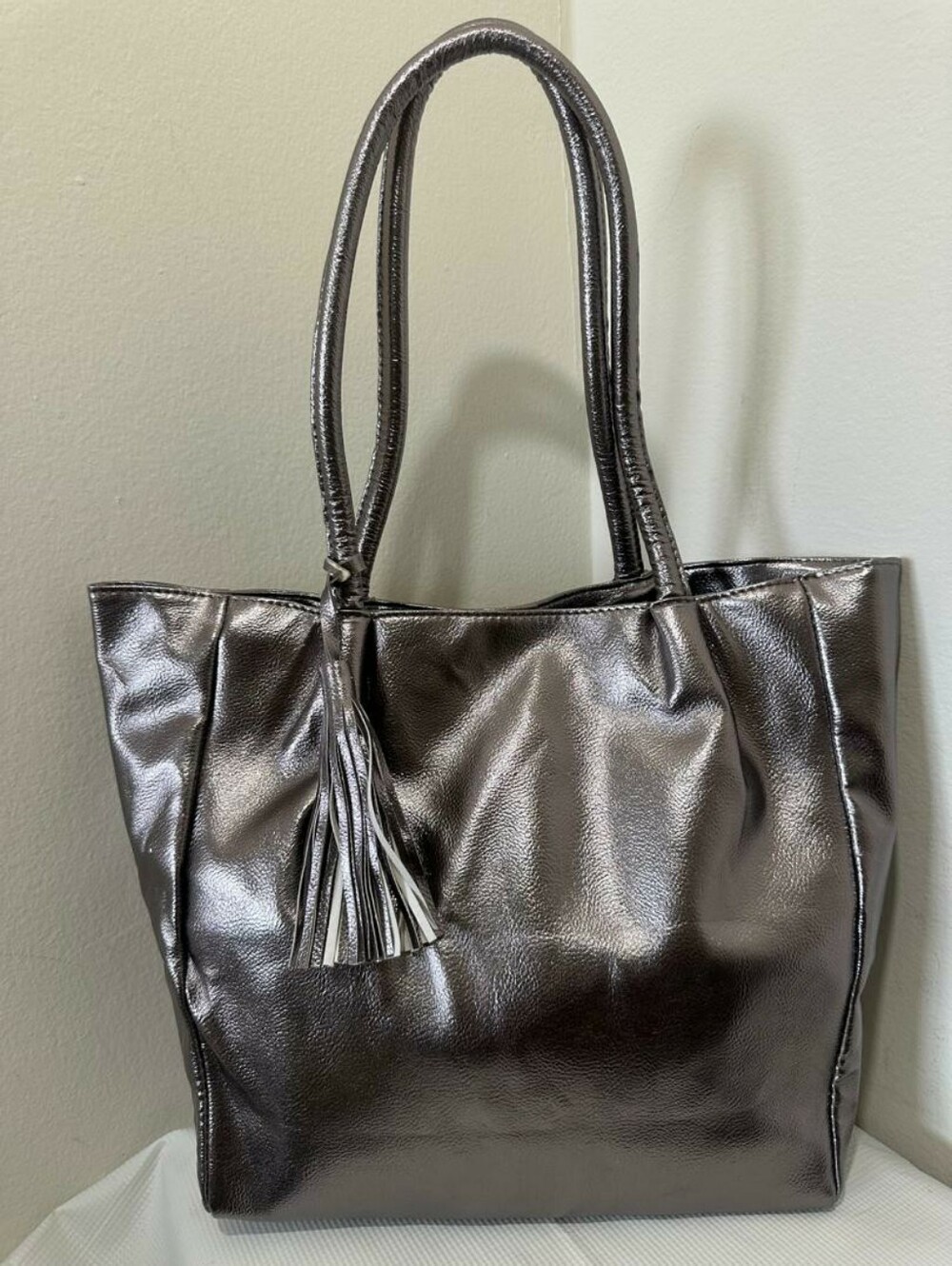 Ultra Chi Women’s Silver Metallic Large Tote Shoulder Bag w/Tassel. NWOT